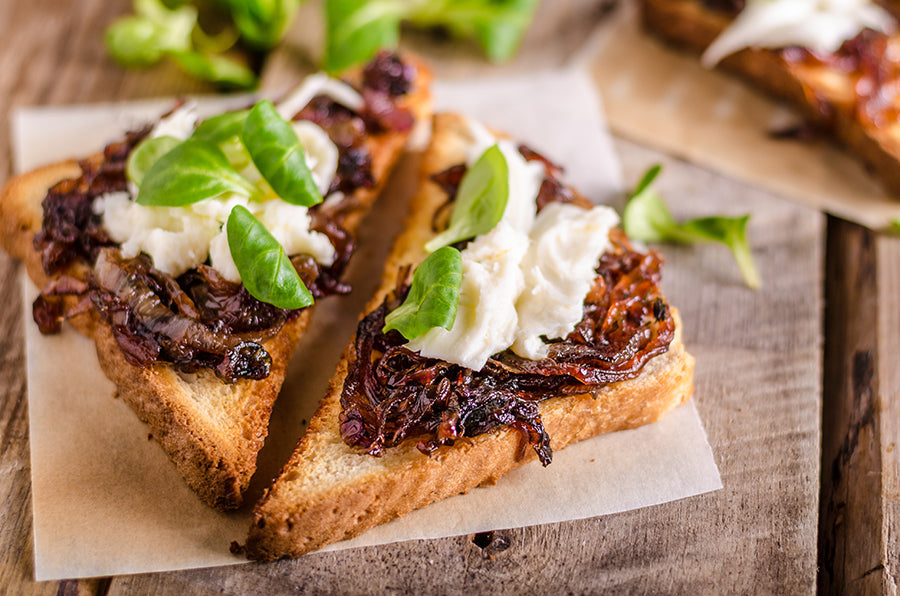 Rustic toast with caramelized onion and goat cheese