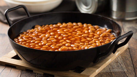 Frijoles cocidos con salsa barbacoa y durazno