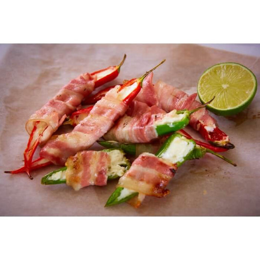 Botanas de jalapeño y frambuesa envueltas en tocino