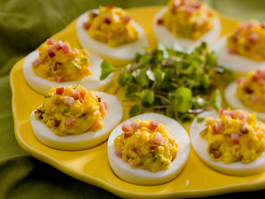 Huevos rellenos con durazno, jamón y cebolla Vidalia