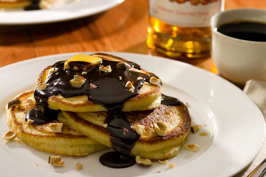 Panqueques de Avellanas Tostadas Monin con Salsa de Chocolate Amargo