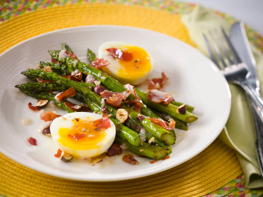 Ensalada de espárragos asados, tocino y huevo